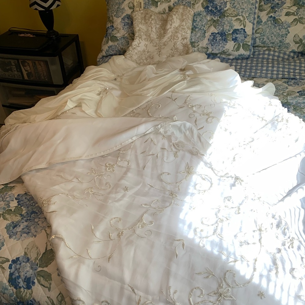 Beautiful wedding gown. Lots of bead work. White/silver veil included sz 6